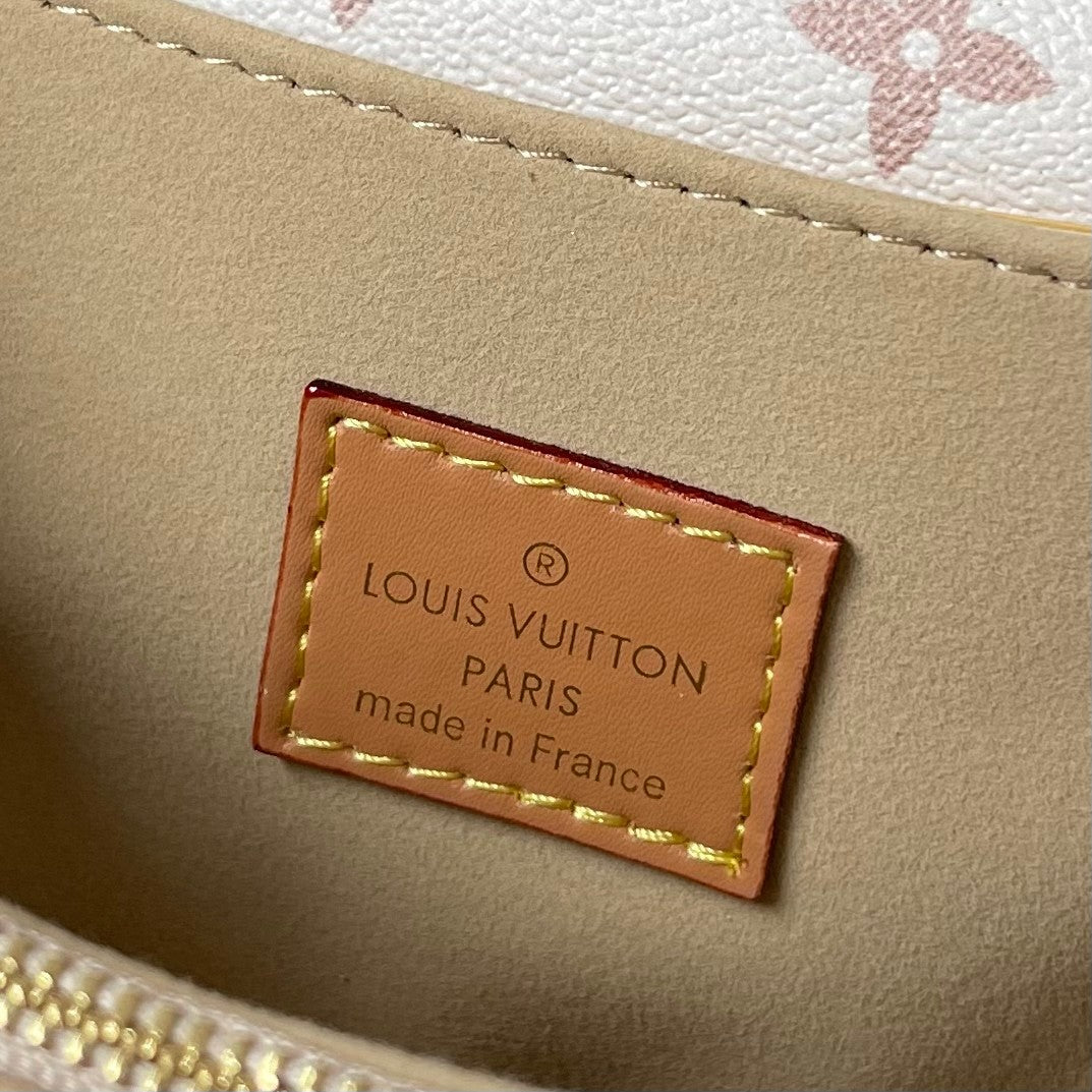 Louis Vuitton East West Métis en Monogram Blanco – Elegancia Compacta con Estilo Moderno