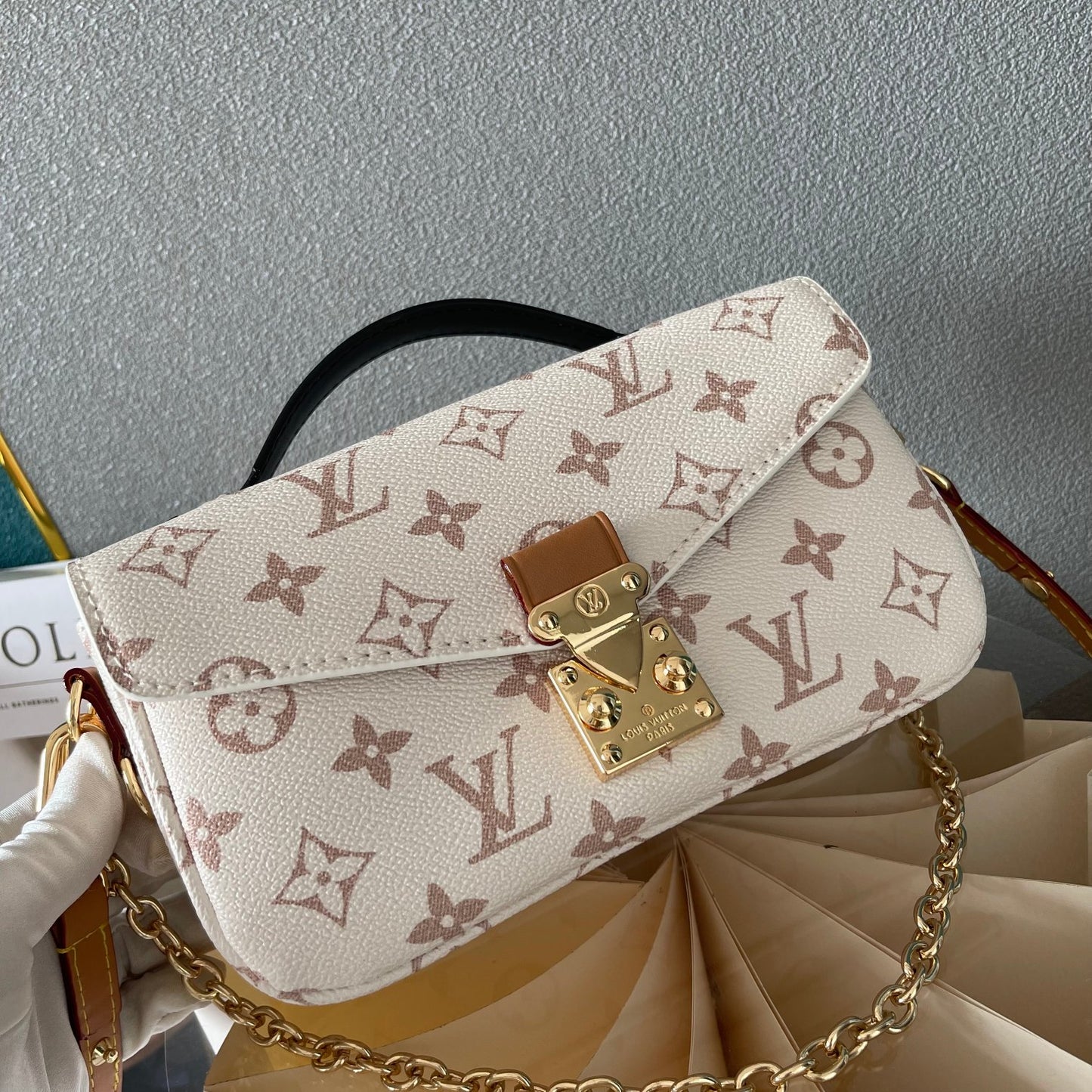 Louis Vuitton East West Métis en Monogram Blanco – Elegancia Compacta con Estilo Moderno