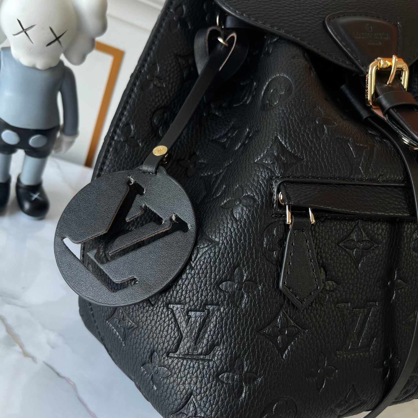 Louis Vuitton Montsouris Monogram Empreinte Leather Backpack Black – Diseño Icónico con Toques Vintage