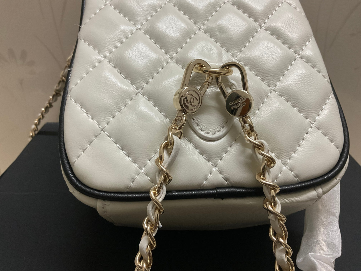 CHANEL CC Mini Classic Backpack Color Blanco y Negro | Delicada y Contemporánea