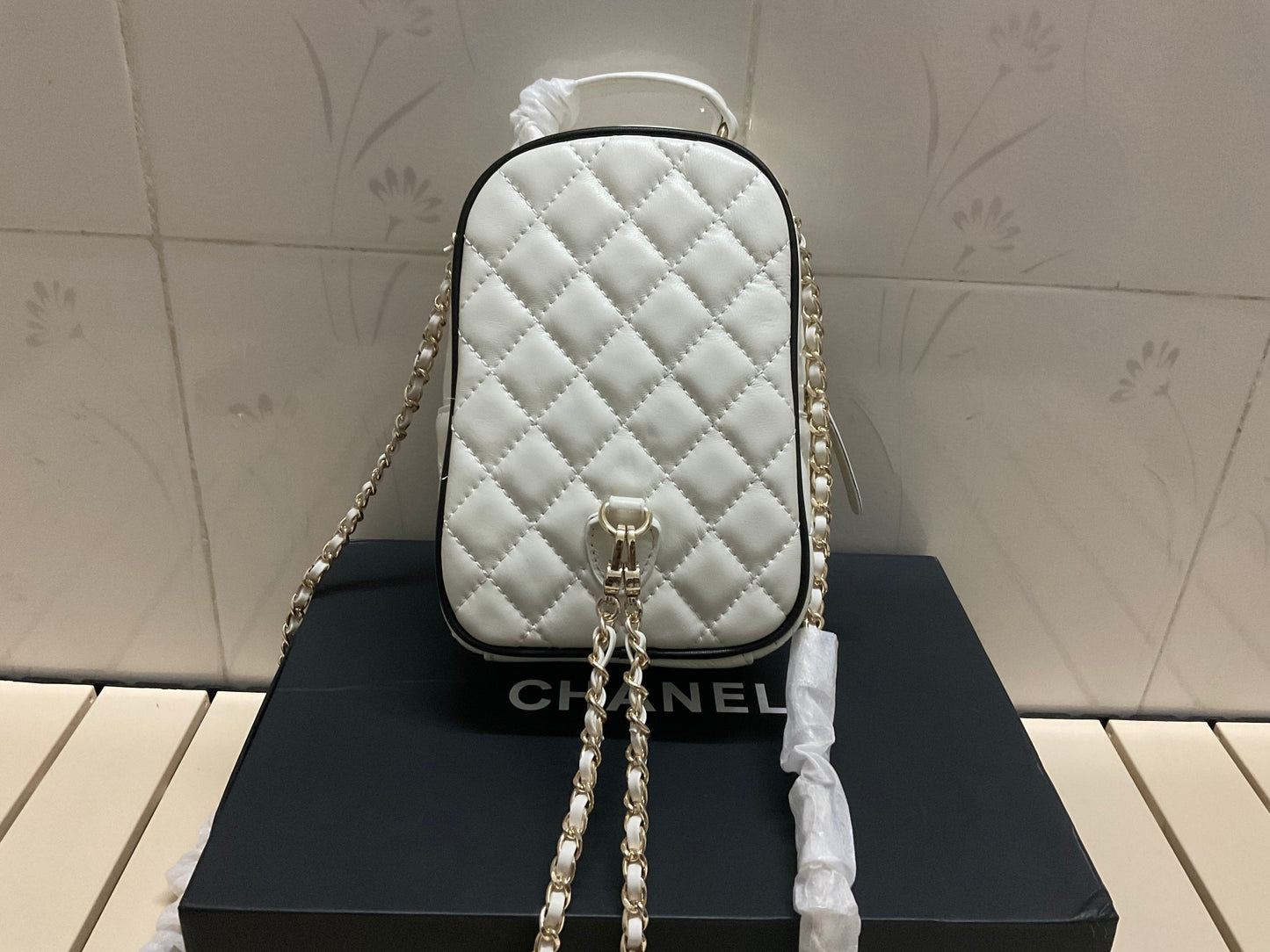 CHANEL CC Mini Classic Backpack Color Blanco y Negro | Delicada y Contemporánea