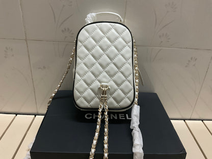 CHANEL CC Mini Classic Backpack Color Blanco y Negro | Delicada y Contemporánea