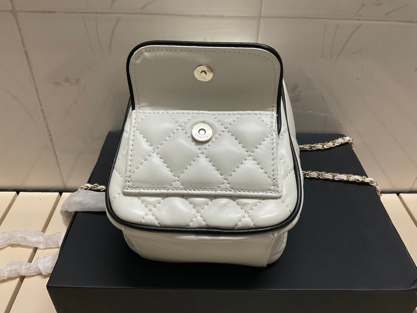 CHANEL CC Mini Classic Backpack Color Blanco y Negro | Delicada y Contemporánea