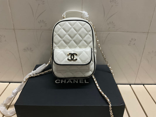CHANEL CC Mini Classic Backpack Color Blanco y Negro | Delicada y Contemporánea