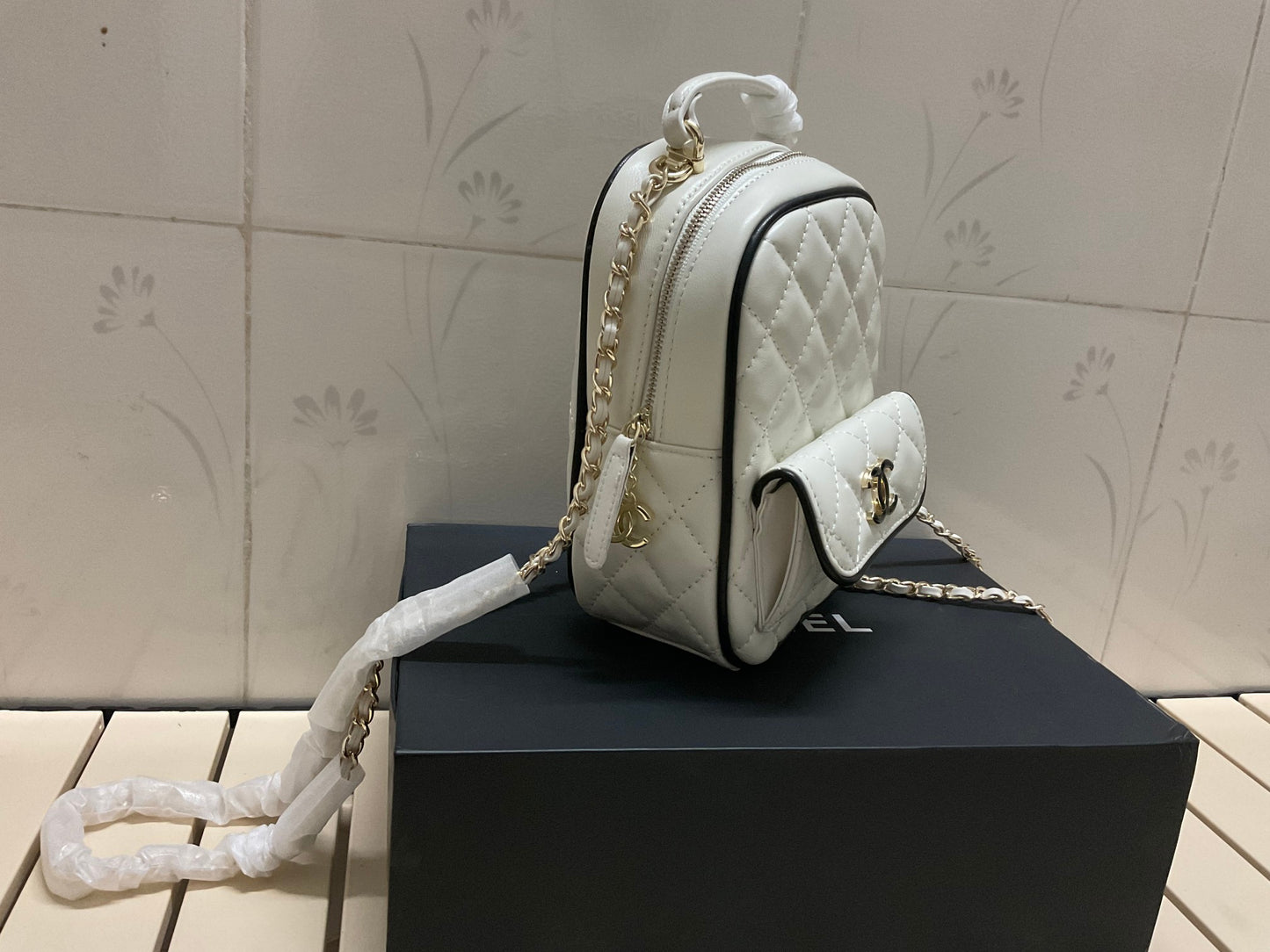 CHANEL CC Mini Classic Backpack Color Blanco y Negro | Delicada y Contemporánea