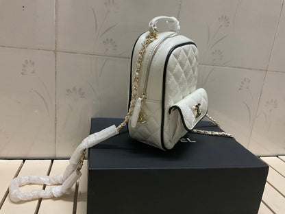 CHANEL CC Mini Classic Backpack Color Blanco y Negro | Delicada y Contemporánea
