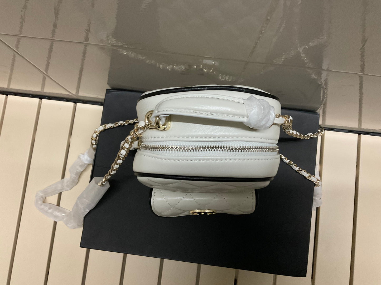 CHANEL CC Mini Classic Backpack Color Blanco y Negro | Delicada y Contemporánea