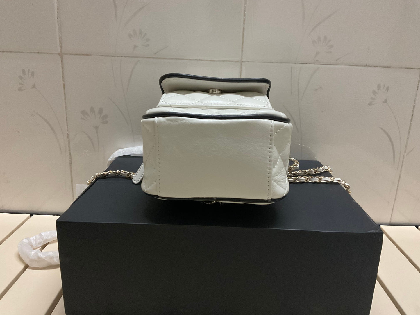 CHANEL CC Mini Classic Backpack Color Blanco y Negro | Delicada y Contemporánea