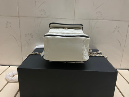 CHANEL CC Mini Classic Backpack Color Blanco y Negro | Delicada y Contemporánea