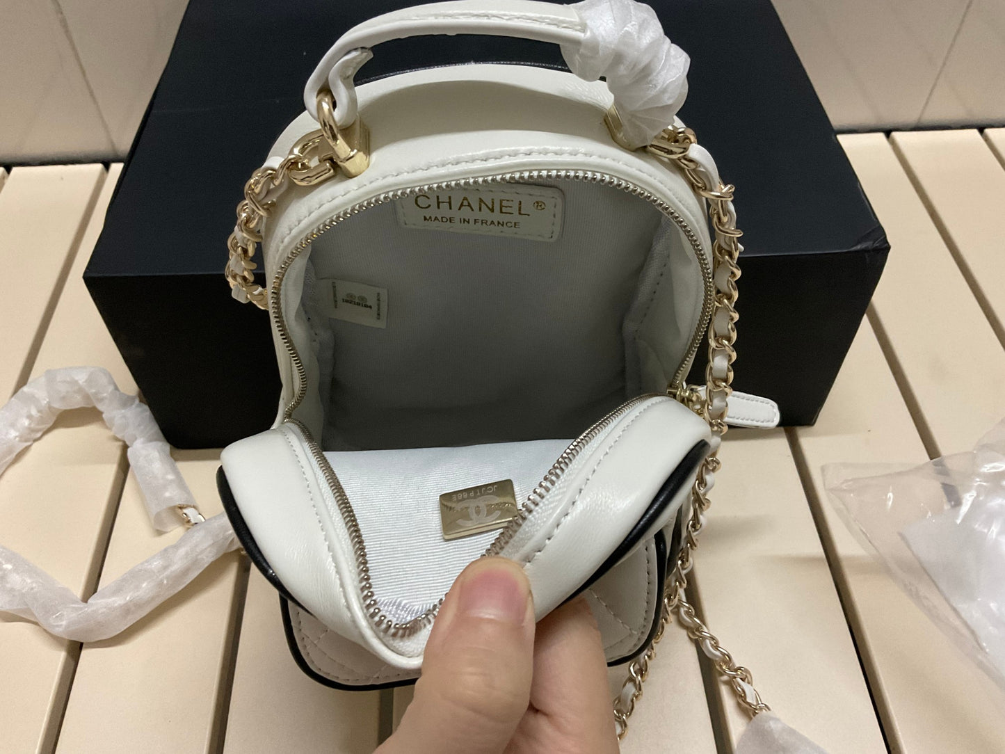 CHANEL CC Mini Classic Backpack Color Blanco y Negro | Delicada y Contemporánea