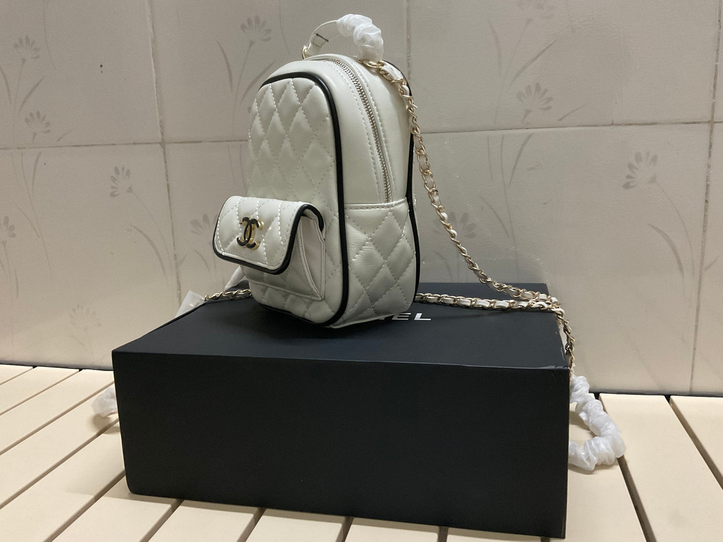 CHANEL CC Mini Classic Backpack Color Blanco y Negro | Delicada y Contemporánea