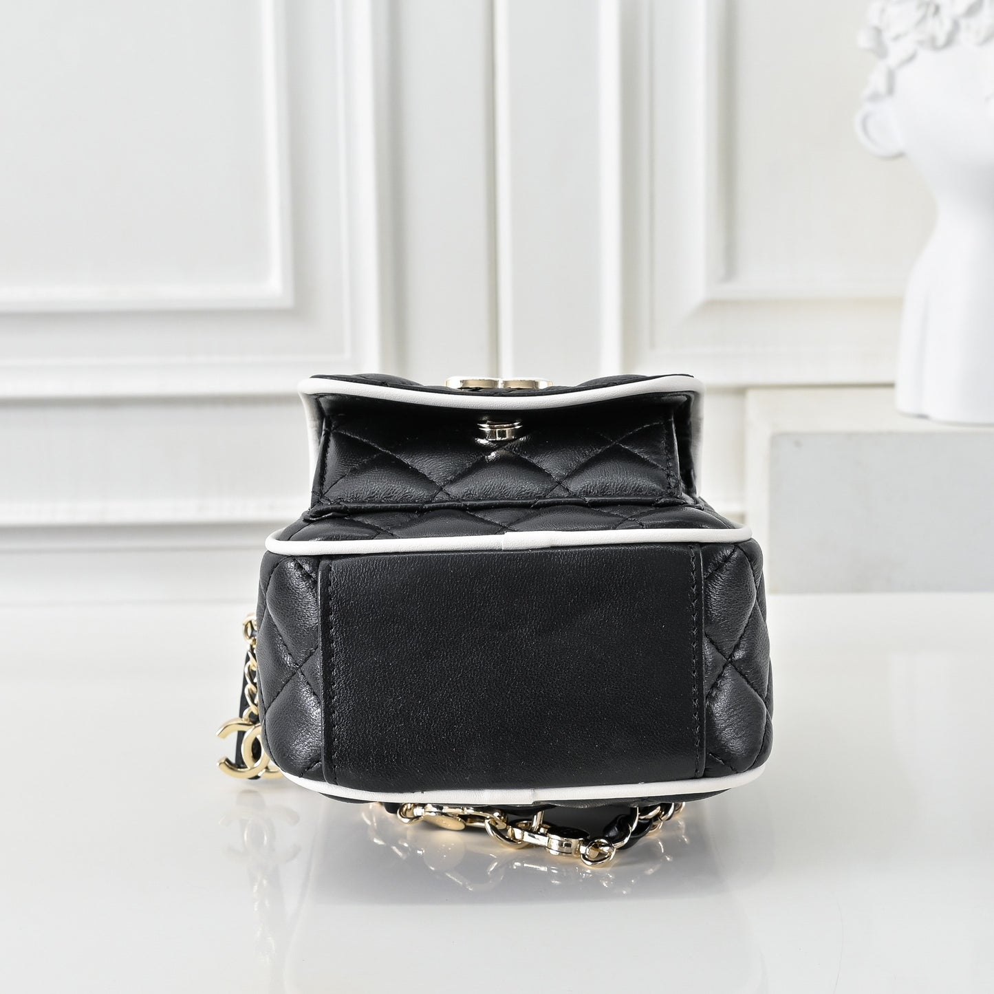CHANEL CC Mini Classic Backpack Color Negro y Blanco | Delicada y Contemporánea