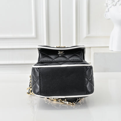 CHANEL CC Mini Classic Backpack Color Negro y Blanco | Delicada y Contemporánea