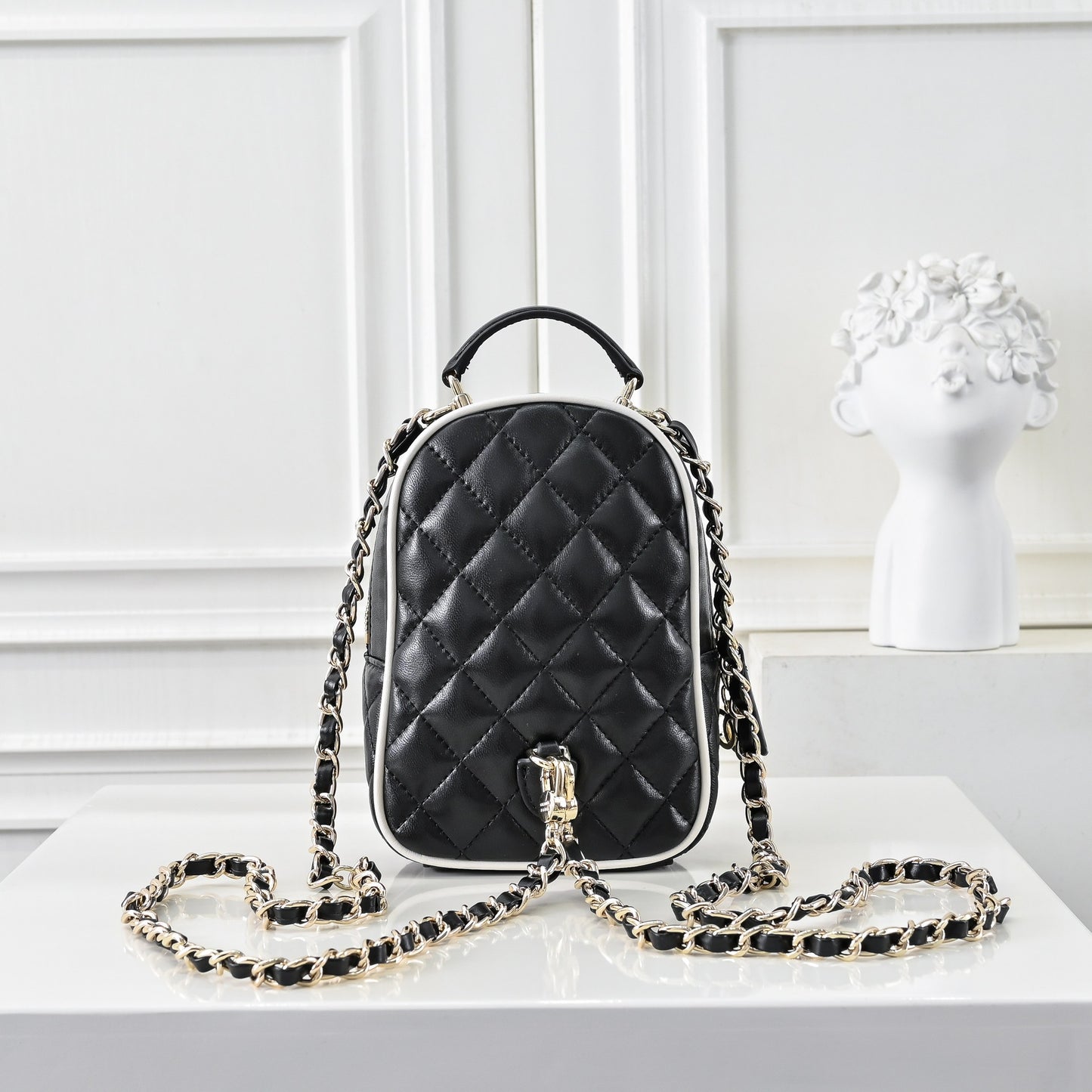 CHANEL CC Mini Classic Backpack Color Negro y Blanco | Delicada y Contemporánea