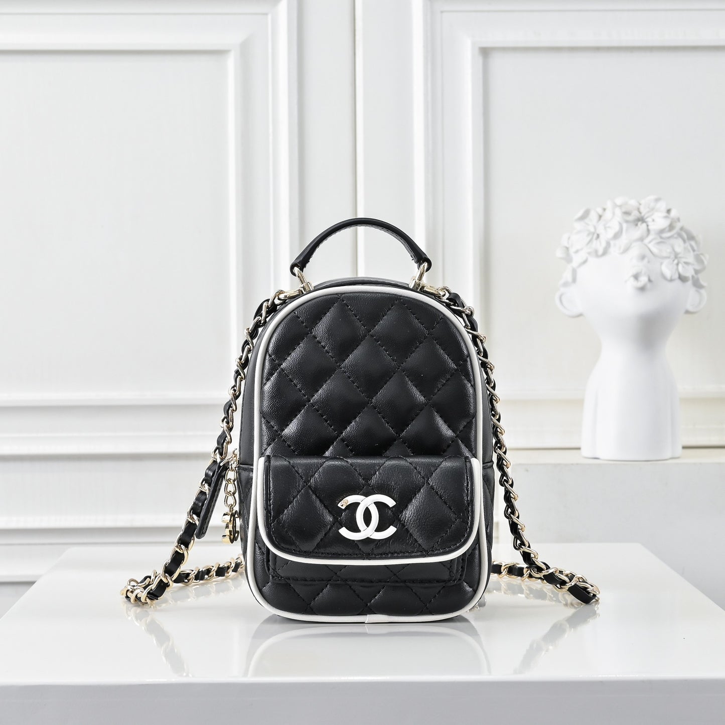 CHANEL CC Mini Classic Backpack Color Negro y Blanco | Delicada y Contemporánea