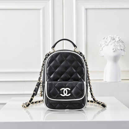 CHANEL CC Mini Classic Backpack Color Negro y Blanco | Delicada y Contemporánea