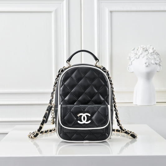 CHANEL CC Mini Classic Backpack Color Negro y Blanco | Delicada y Contemporánea