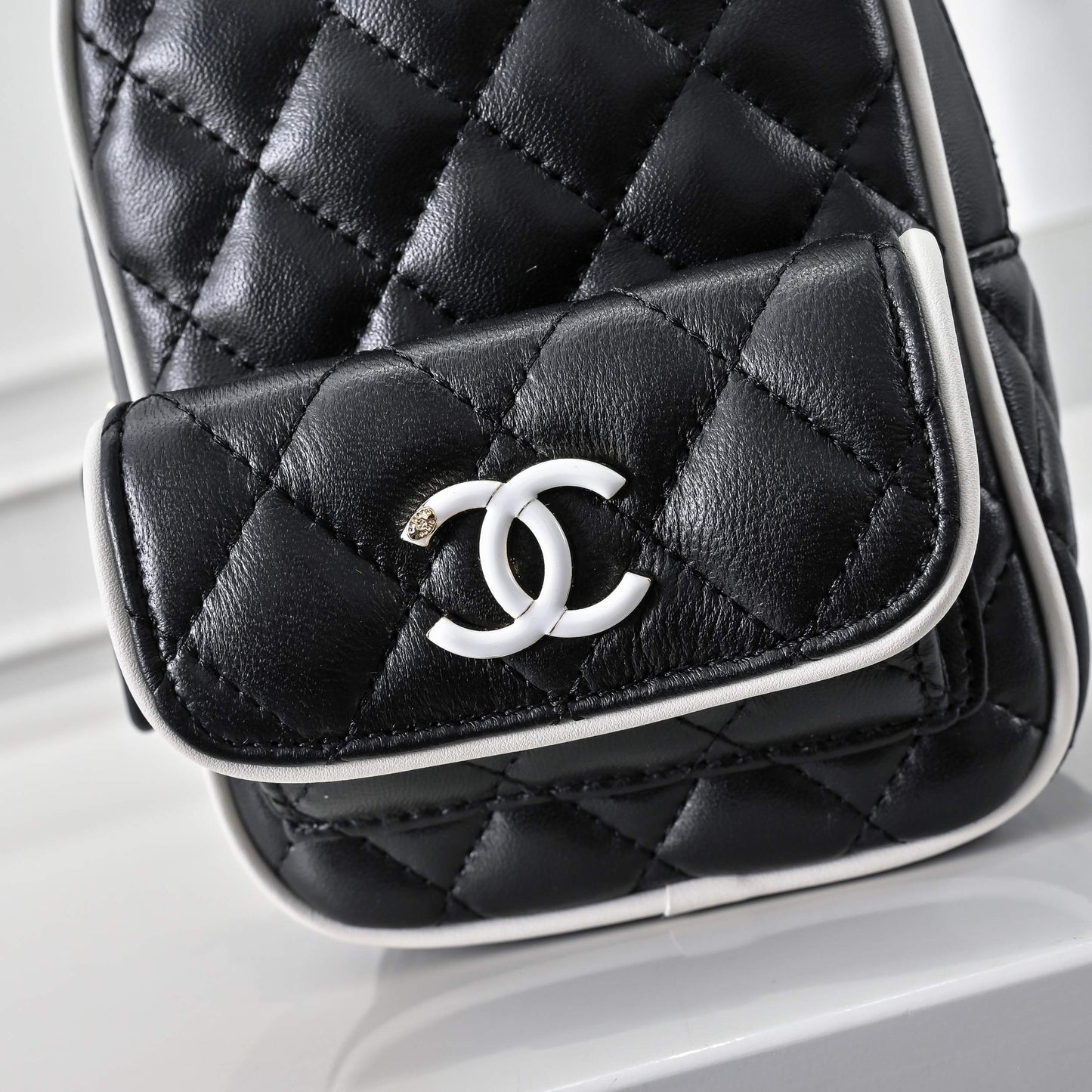 CHANEL CC Mini Classic Backpack Color Negro y Blanco | Delicada y Contemporánea
