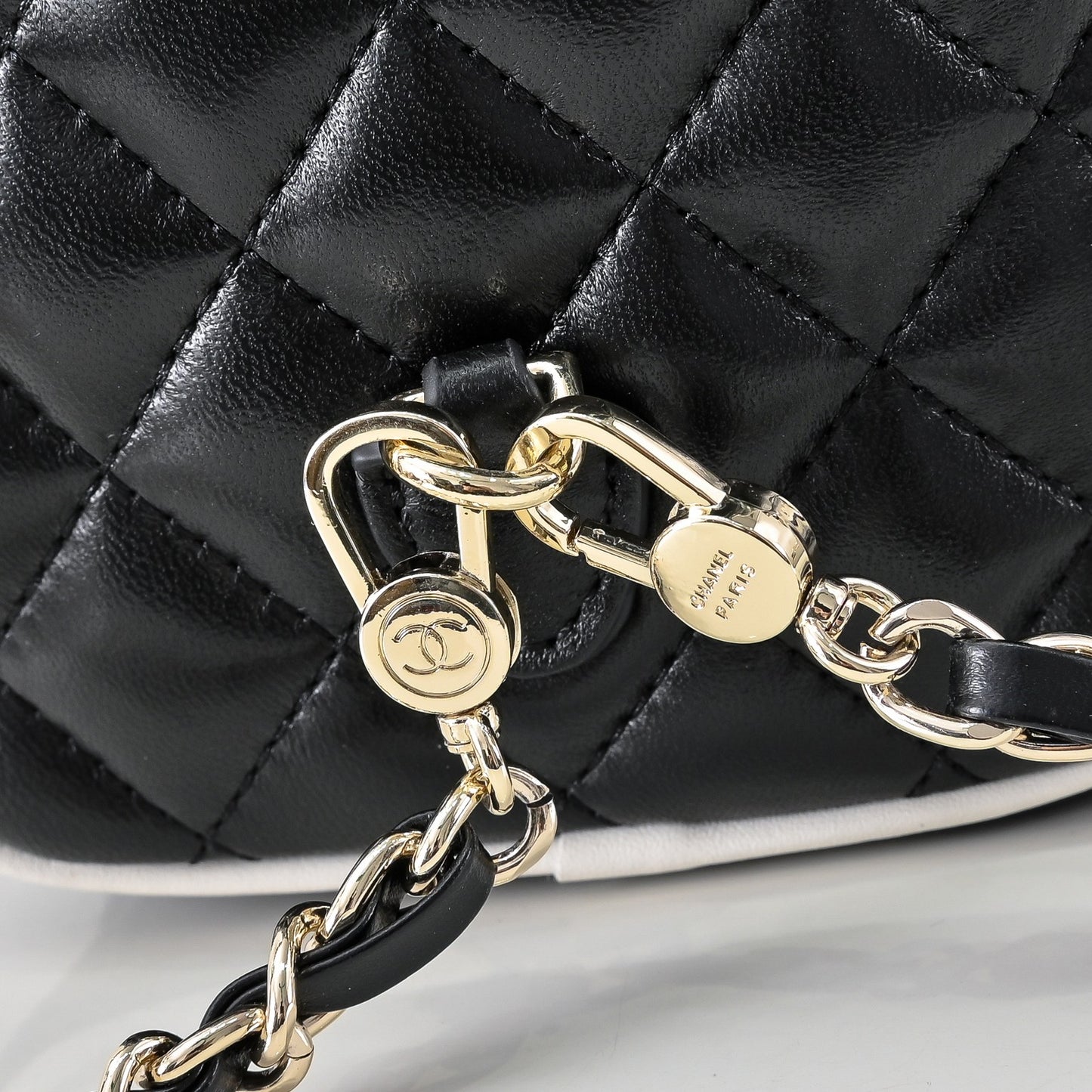 CHANEL CC Mini Classic Backpack Color Negro y Blanco | Delicada y Contemporánea