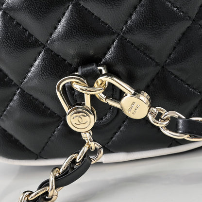 CHANEL CC Mini Classic Backpack Color Negro y Blanco | Delicada y Contemporánea