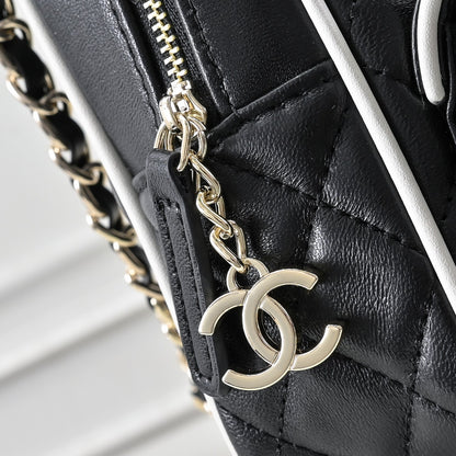 CHANEL CC Mini Classic Backpack Color Negro y Blanco | Delicada y Contemporánea