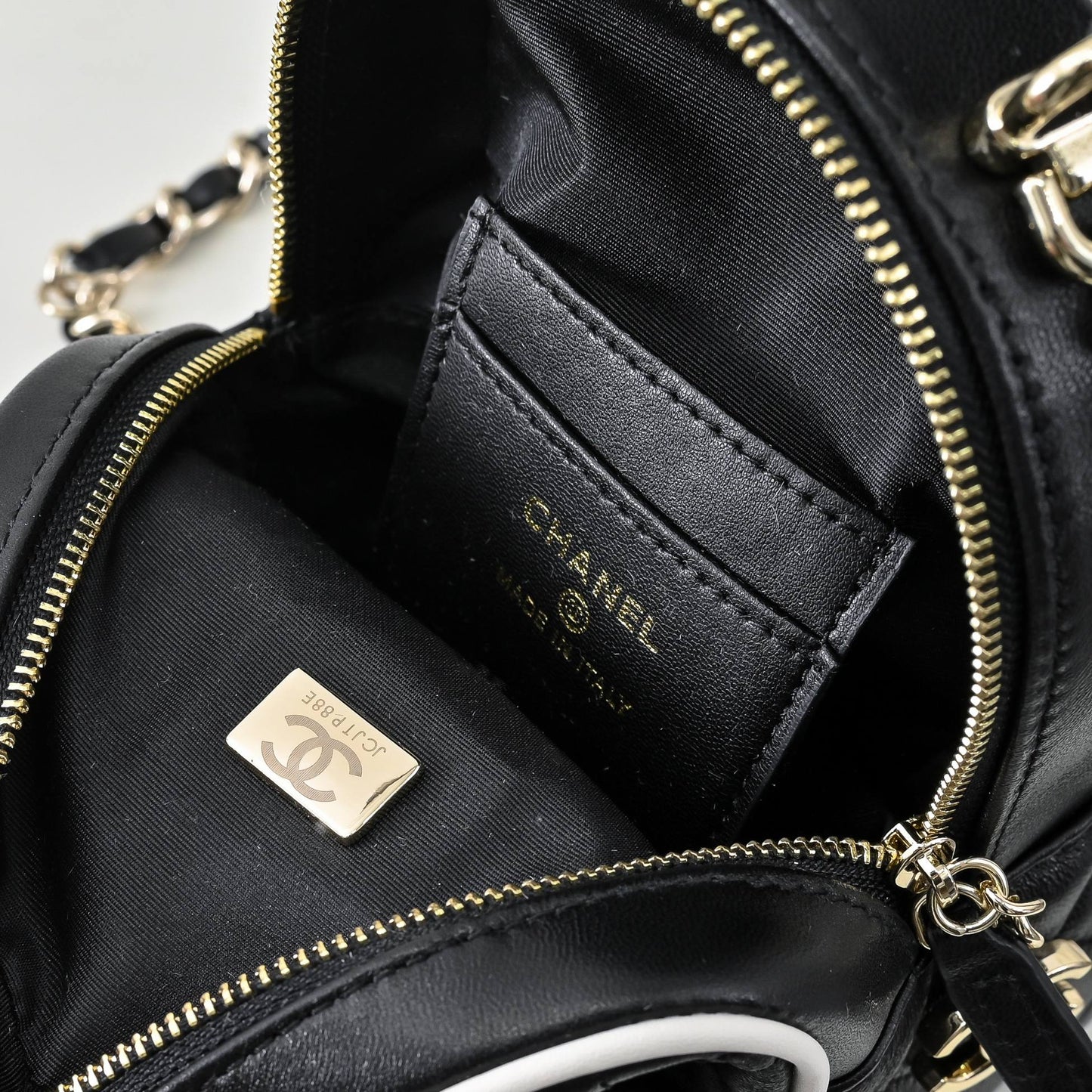 CHANEL CC Mini Classic Backpack Color Negro y Blanco | Delicada y Contemporánea