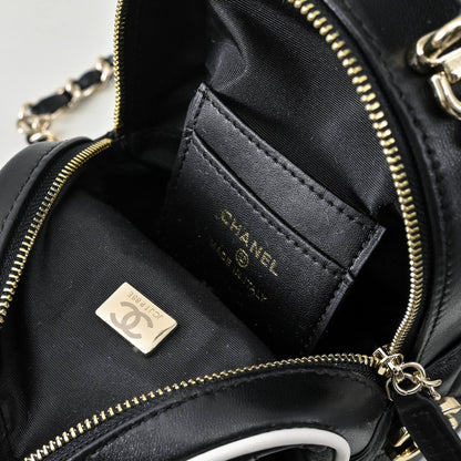 CHANEL CC Mini Classic Backpack Color Negro y Blanco | Delicada y Contemporánea