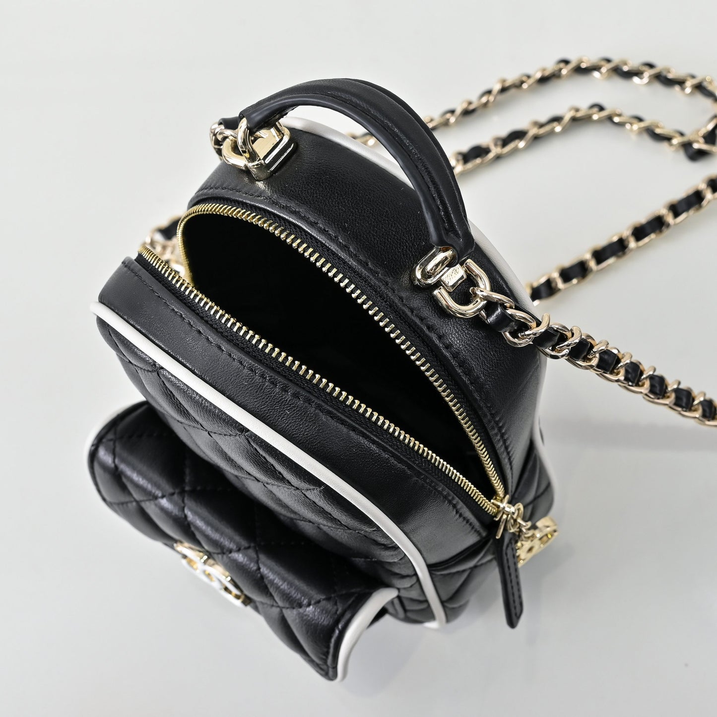 CHANEL CC Mini Classic Backpack Color Negro y Blanco | Delicada y Contemporánea