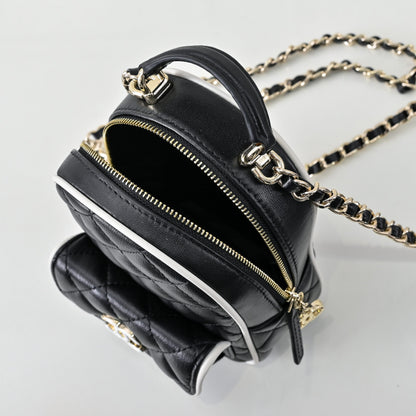 CHANEL CC Mini Classic Backpack Color Negro y Blanco | Delicada y Contemporánea
