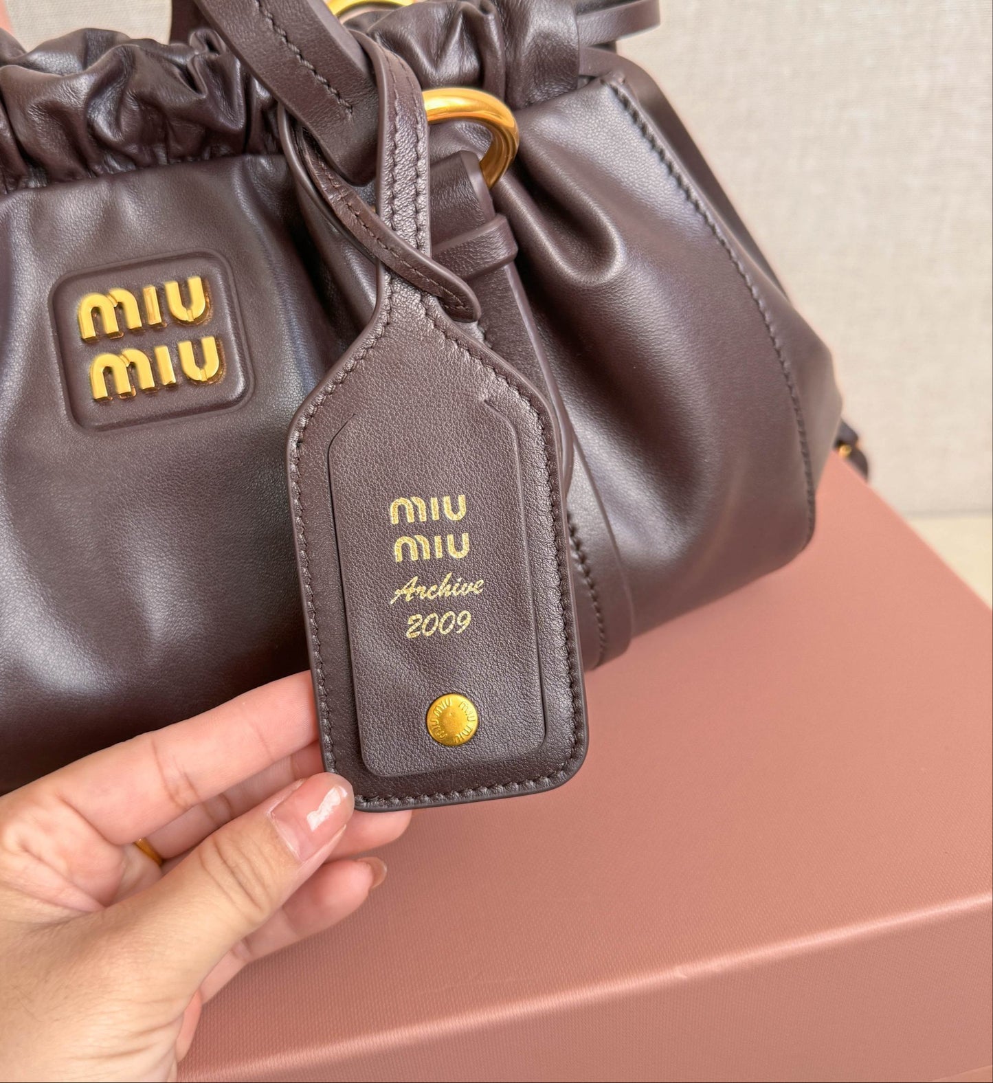 Bolso Miu Miu Joy de Cuero Marrón – Con Correa y Herrajes Dorados