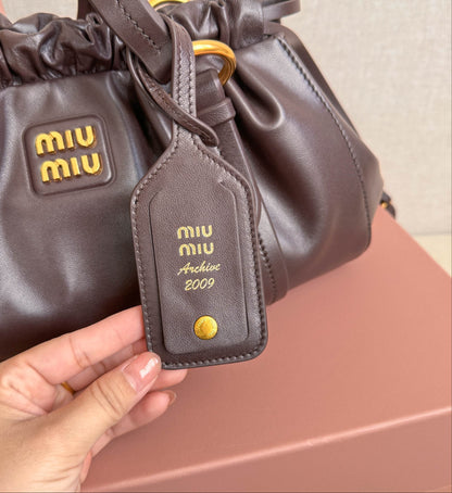 Bolso Miu Miu Joy de Cuero Marrón – Con Correa y Herrajes Dorados