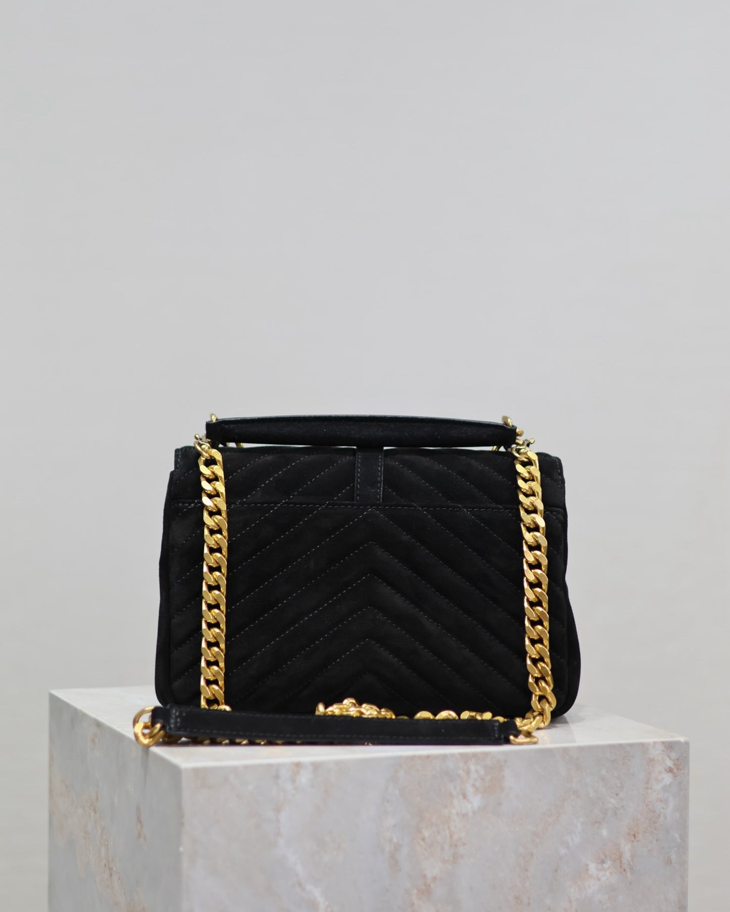 Bolso Saint Laurent College Monogram – Glamour en Negro con Toques Dorados