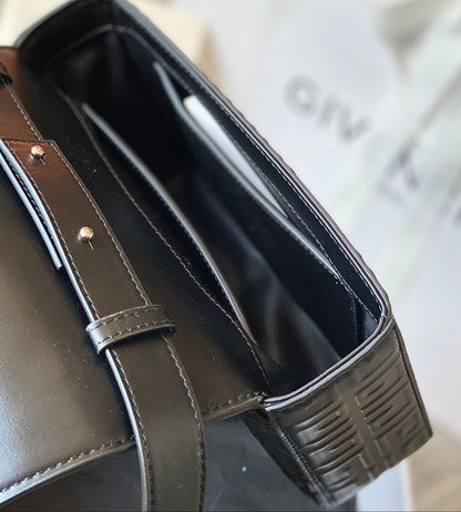 Bolso Givenchy 4G con Cadena – Elegancia Gráfica y Sofisticada