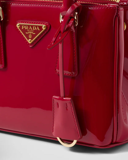 Prada Galleria Mini Bag de Cuero Charol Rojo Cereza – 20cm