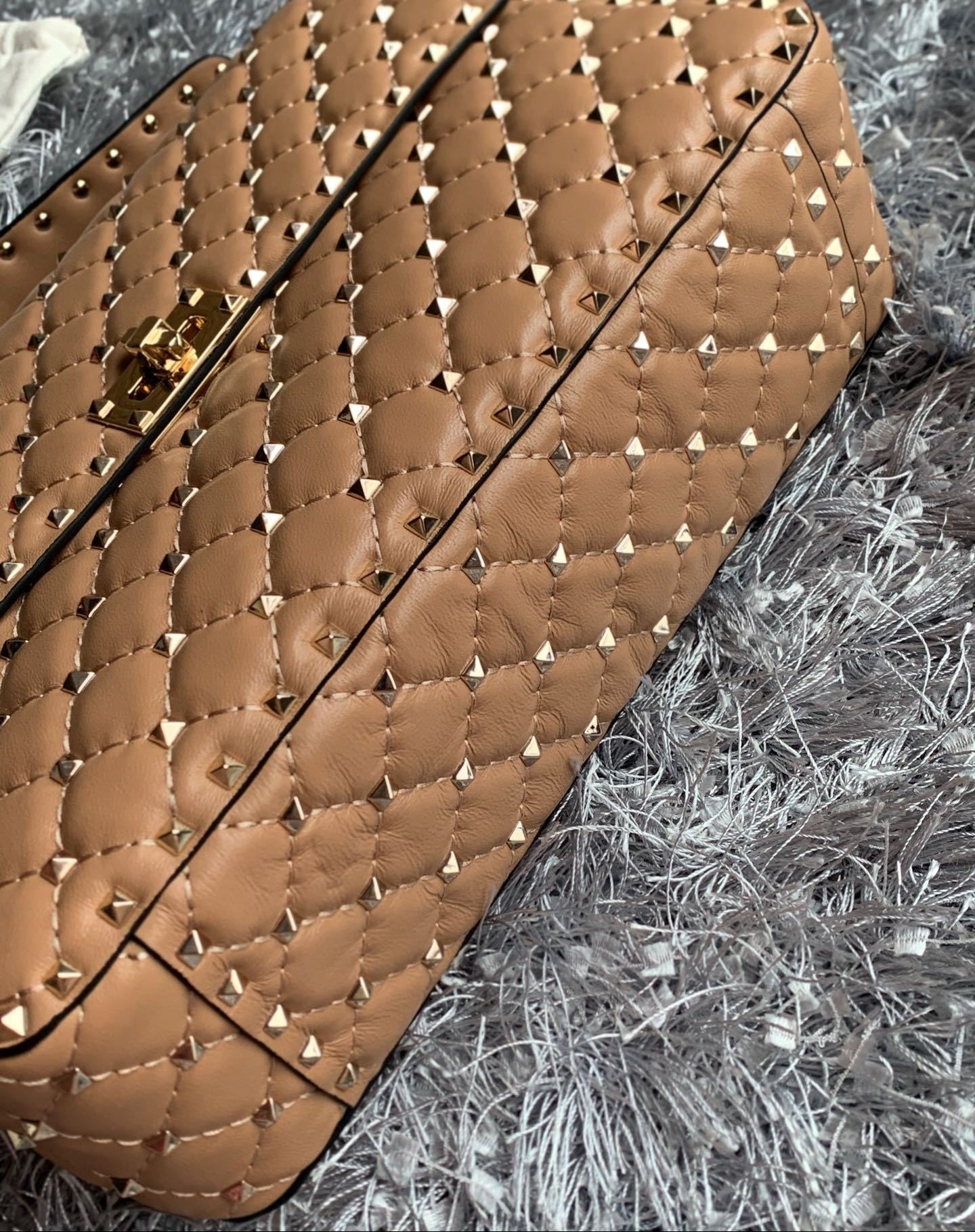Bolso Valentino Garavani Rockstud Spike Large – Soft Noisette
