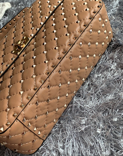 Bolso Valentino Garavani Rockstud Spike Large – Soft Noisette