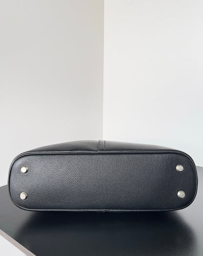 Balenciaga Crush Hobo Bag Negra con Candado – Minimalismo de Alta Costura