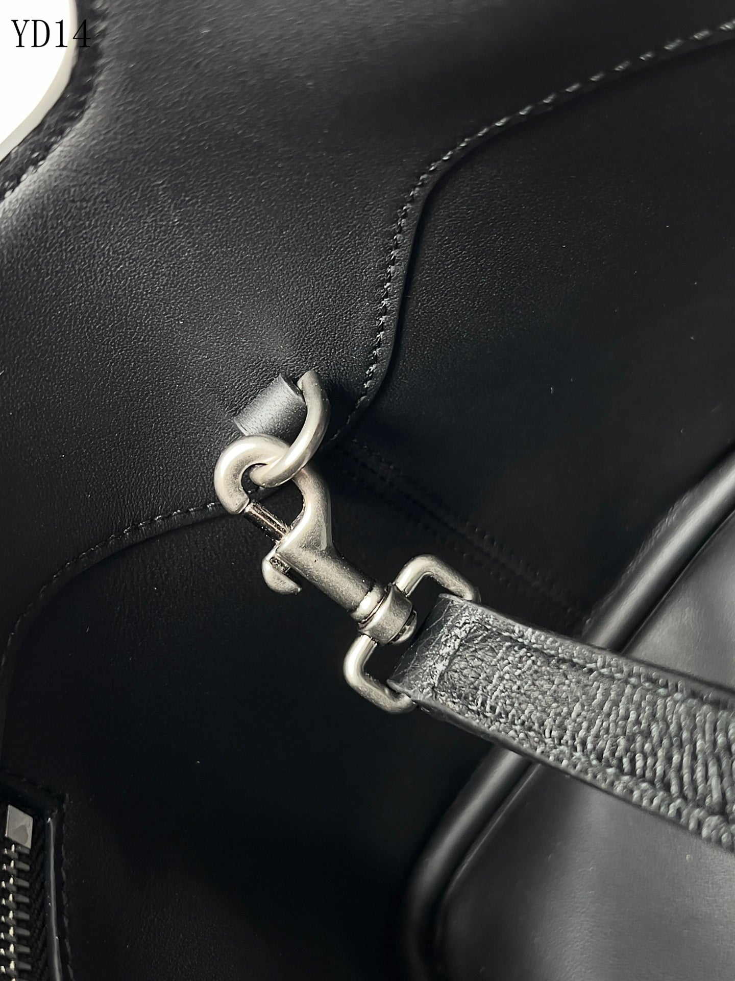 Balenciaga Crush Chain Bag Negra – Poder Urbano y Lujo Contemporáneo