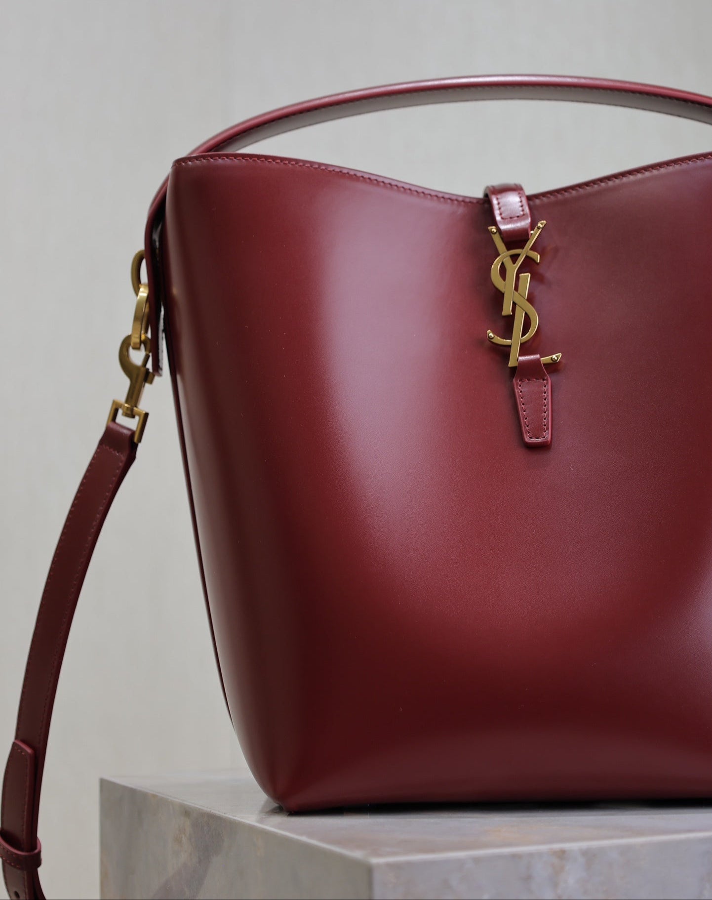 Saint Laurent Le 37 Shoulder Bag en Cuero 'Dark Bordeaux'