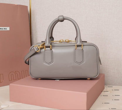 Bolso Arcadie de Cuero con Asa Superior – Estilo Acolchado y Logo Metálico