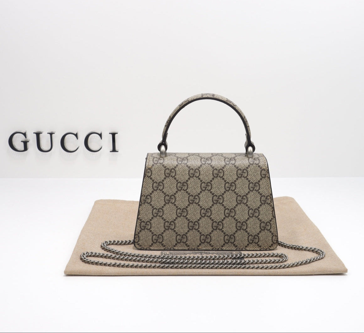 Gucci Dionysus Big Supreme GG – Edición Grande, Detalle de Cabeza de Tigre
