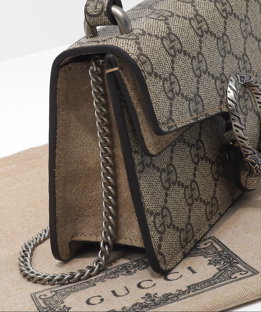Gucci Dionysus Big Supreme GG – Edición Grande, Detalle de Cabeza de Tigre