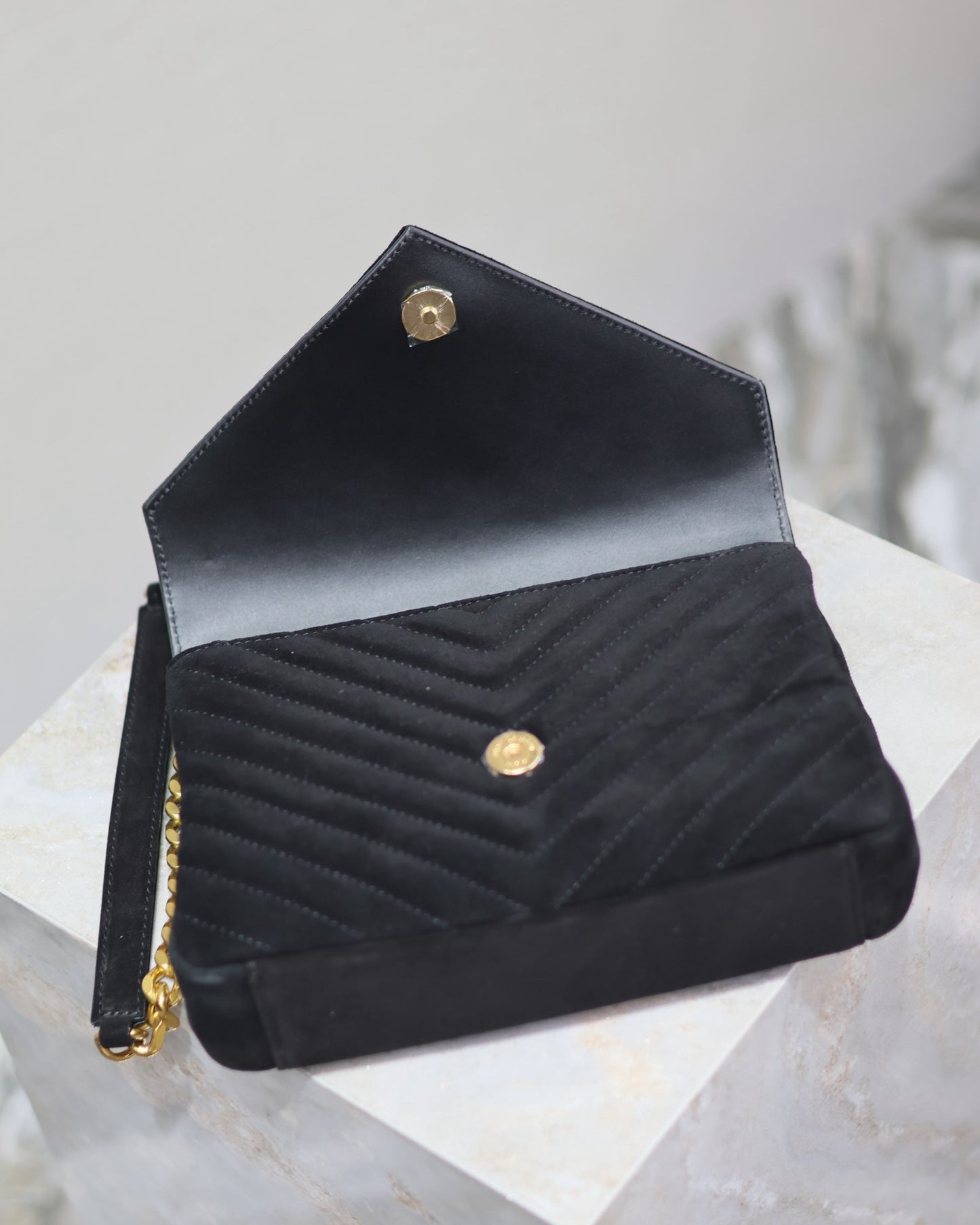 Bolso Saint Laurent College Monogram – Glamour en Negro con Toques Dorados