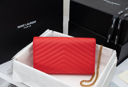 YSL Flap Wallet en Color Rojo | Elegancia y Confianza