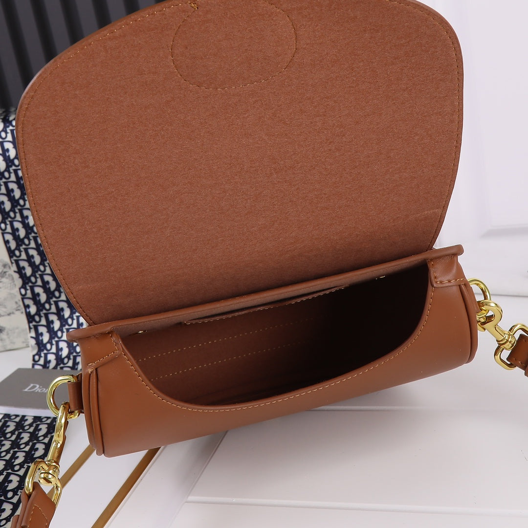 Dior Bobby Bag Small Color Marrón | Elegante y Moderno