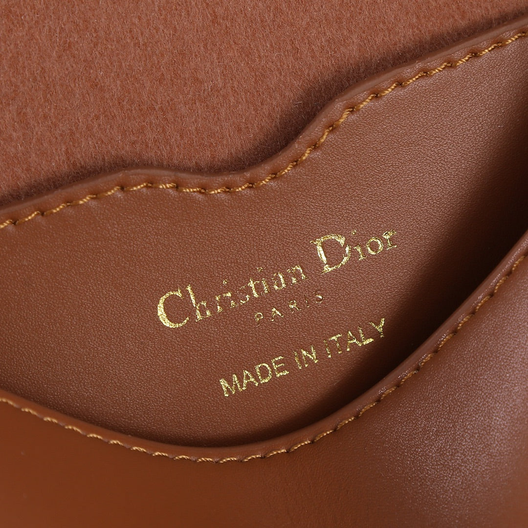 Dior Bobby Bag Small Color Marrón | Elegante y Moderno