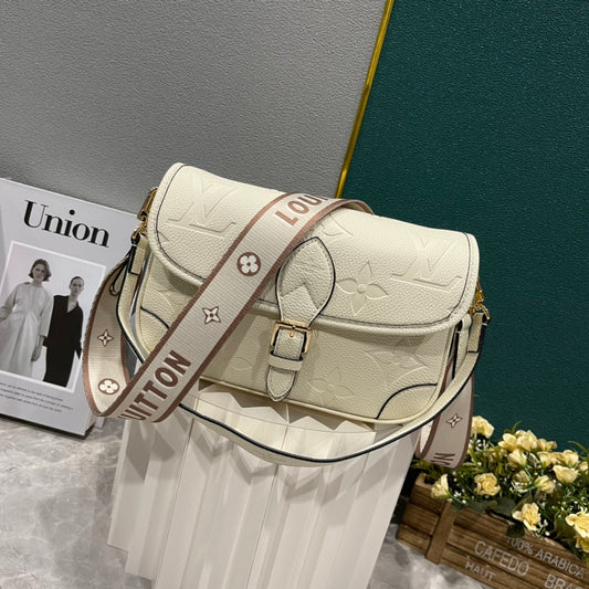 Louis Vuitton Diane Bag en Monogram Empreinte – Elegancia Versátil con Estilo Deportivo-Chic