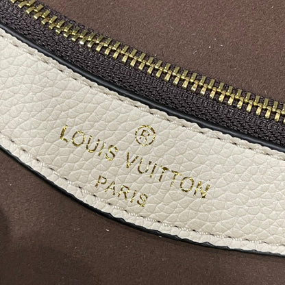 Louis Vuitton Diane Bag en Monogram Empreinte – Elegancia Versátil con Estilo Deportivo-Chic