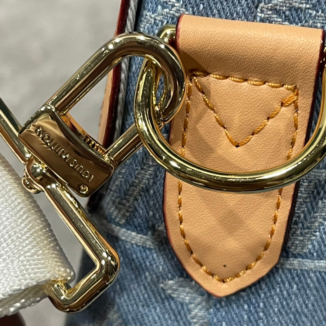 Louis Vuitton Saumur Messenger Bag en Denim Monogram Azul – Estilo Retro con Toque Moderno