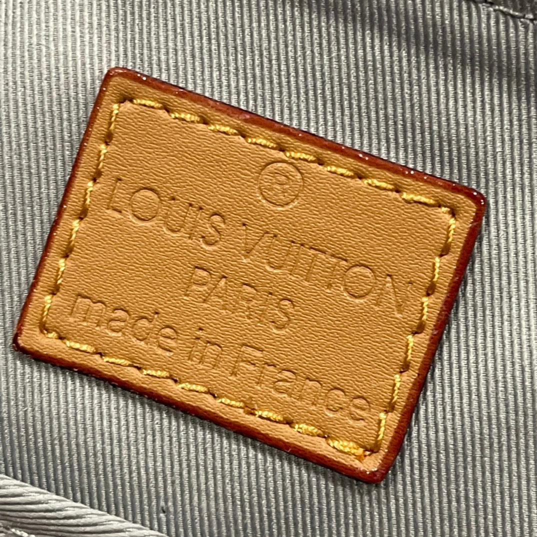 Louis Vuitton Saumur Messenger Bag en Denim Monogram Azul – Estilo Retro con Toque Moderno